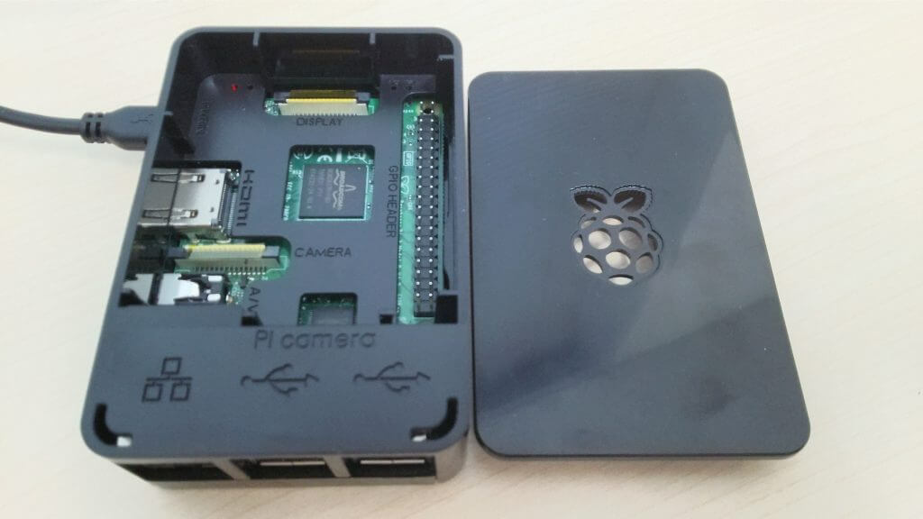 黒いケースに入った、Raspberry Pi 3B